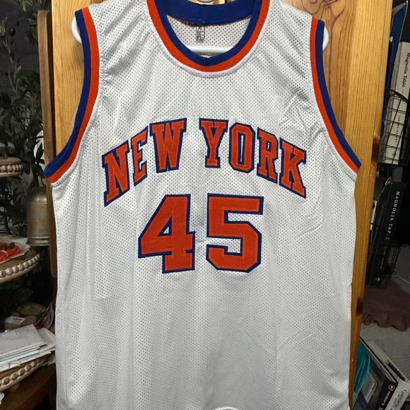 NY Knicks jersey autographed with COA certified by *JSA*  signature is authentic - Picture 14 of 15